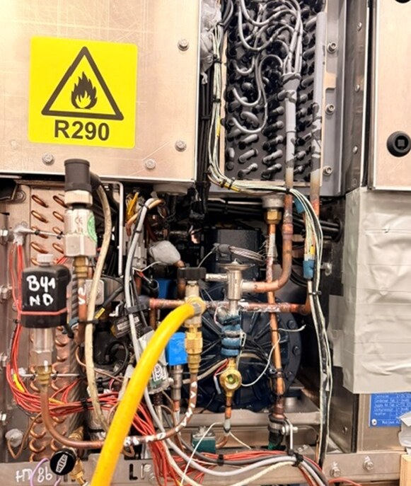 Geöffnete HVAC-Anlage mit Rohrleitungen und Komponenten
