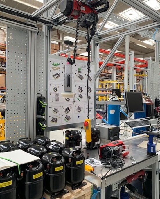 Montagestation in einer industriellen Produktionslinie