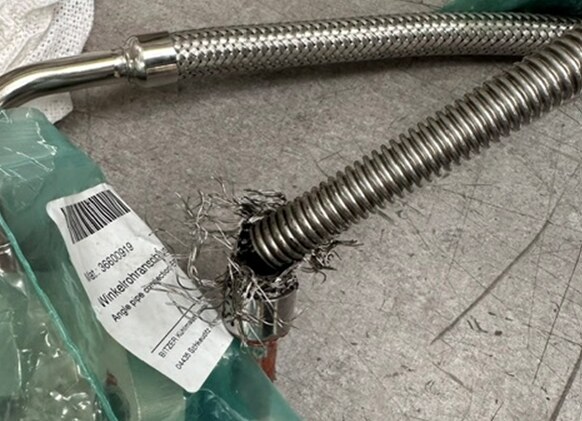 Beschädigter flexibler Metallschlauch